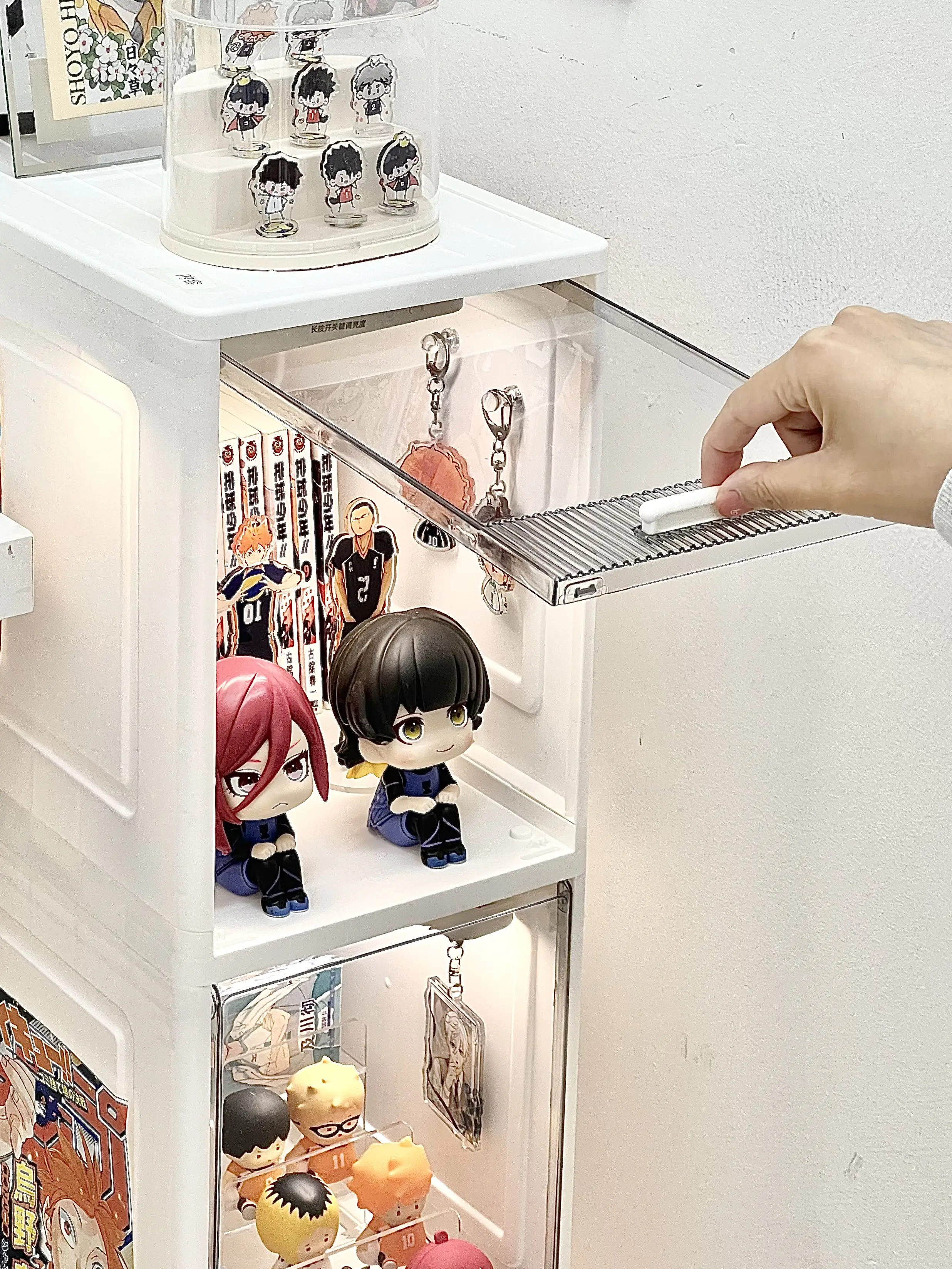 移動可能なコレクション展示ラック：オタク部屋のグッズディスプレイに最適な小型キャスター付き収納棚