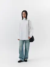 リバーシブルデザインのコットン白シャツ