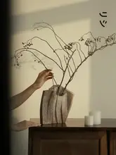 ユニークなデザインのアンティークスタイル花瓶【和風・栗石調・小物家具】