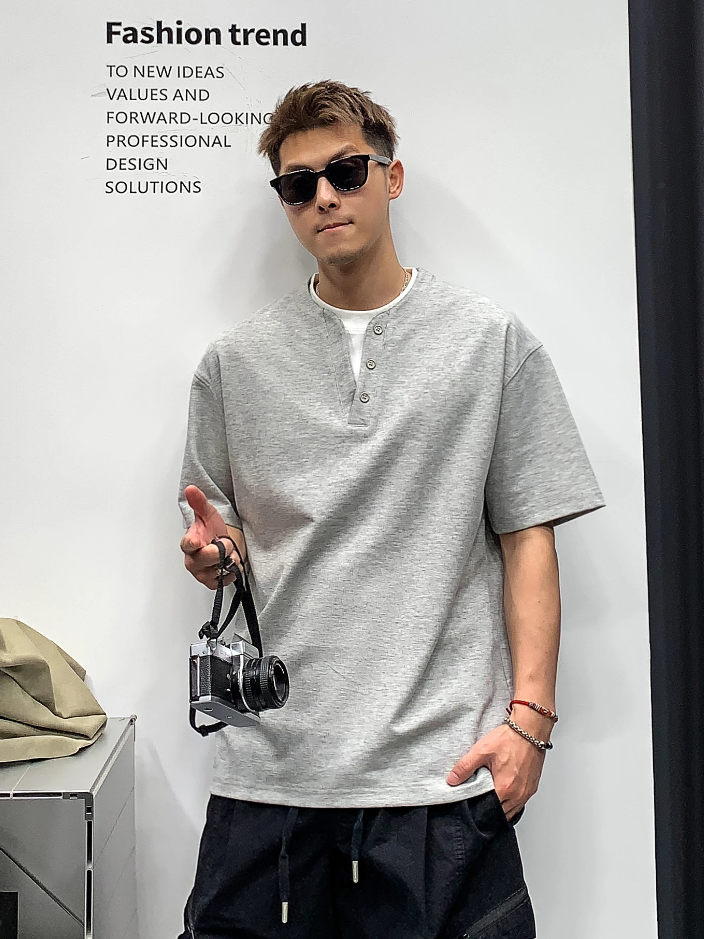 シンプルなカラーの半袖Tシャツ【メンズ・カジュアル・五分袖】：セットアップ対 応の日常着としての実用性と使い分け
