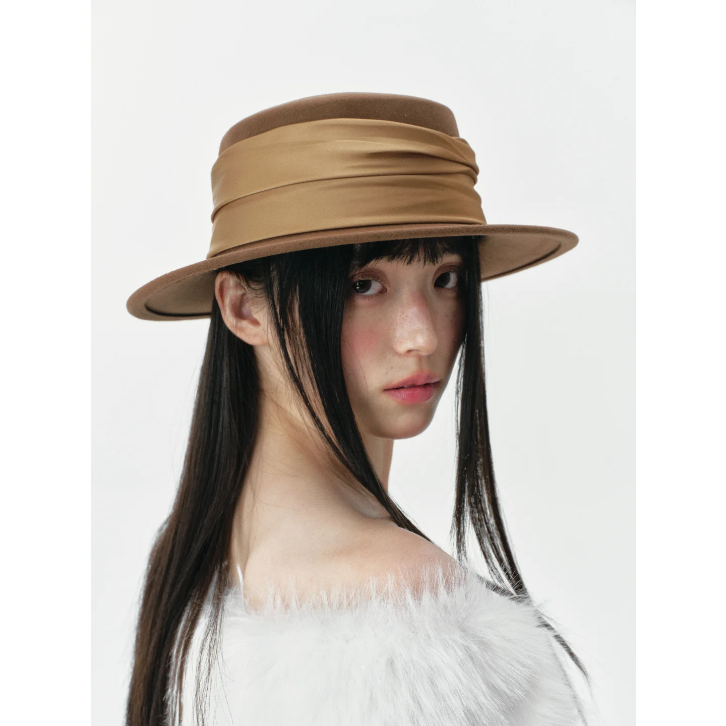 帽子とスーツを組み合わせるとき、どう選ぶ？