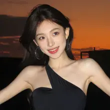 ゴールドカラーの大きな丸型イヤリング【ユニークデザイン・洗練された印象】