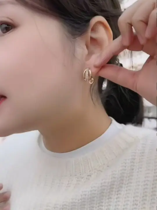 スタイリッシュなメタル製三重イヤリング【女性用・シンプルデザイン・高級感】