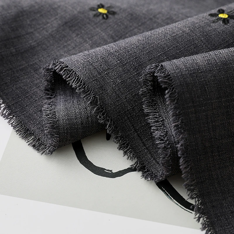 黒灰色のデイジー刺繍シャツドレス：通気性とハンガリー織風が特徴の女性向けカジュアルウェア