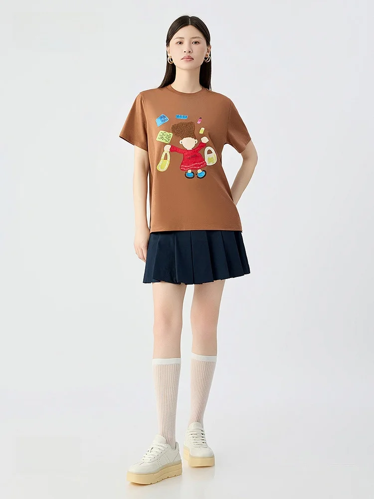 刺繍デザインのフィットTシャツ：女性向けカジュアルスタイルの実用性とデザイン性
