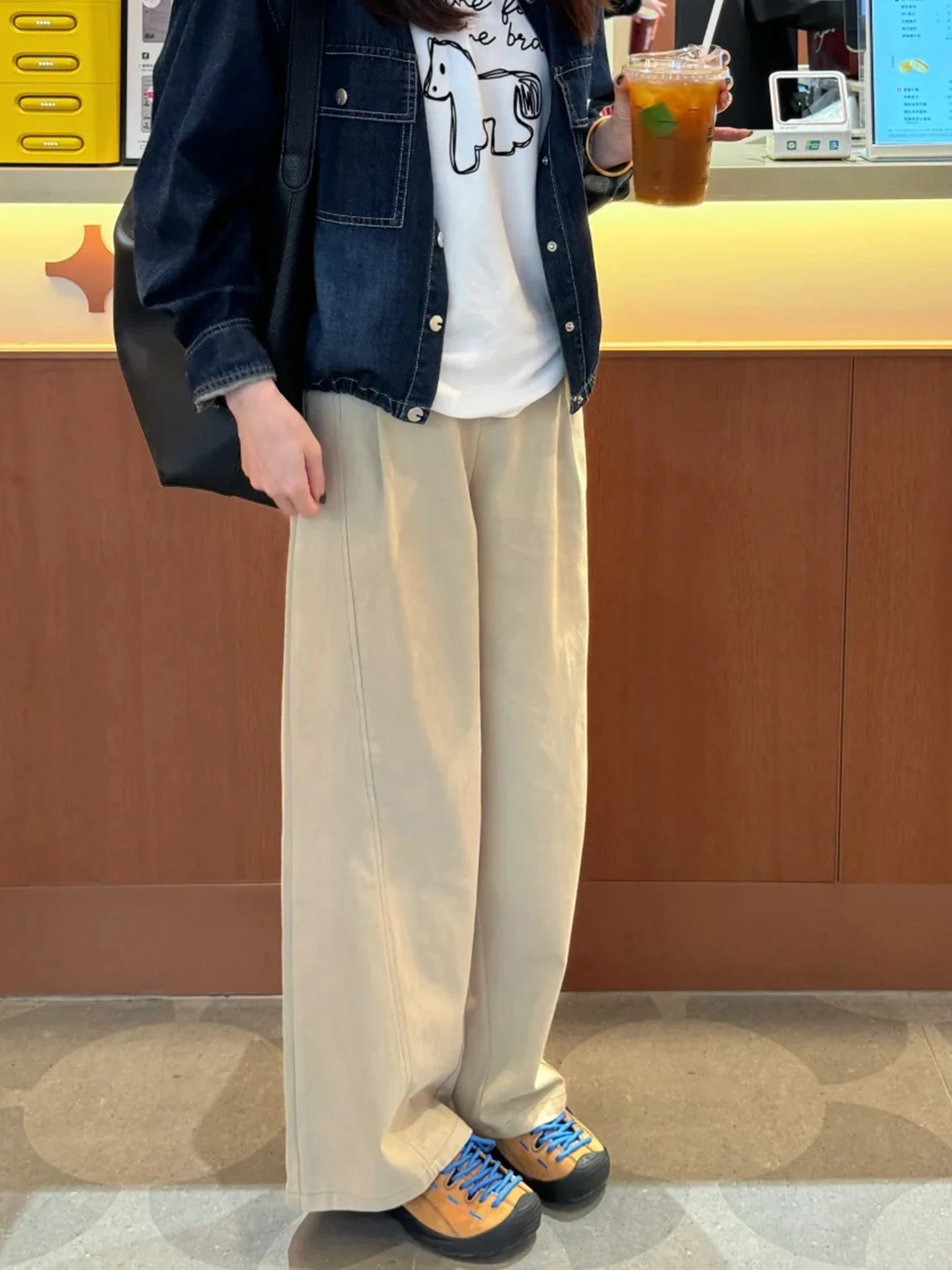 カーキ色のリラクシングワイドパンツは、日常使いに最適な工装スタイルのリラックス感を提供