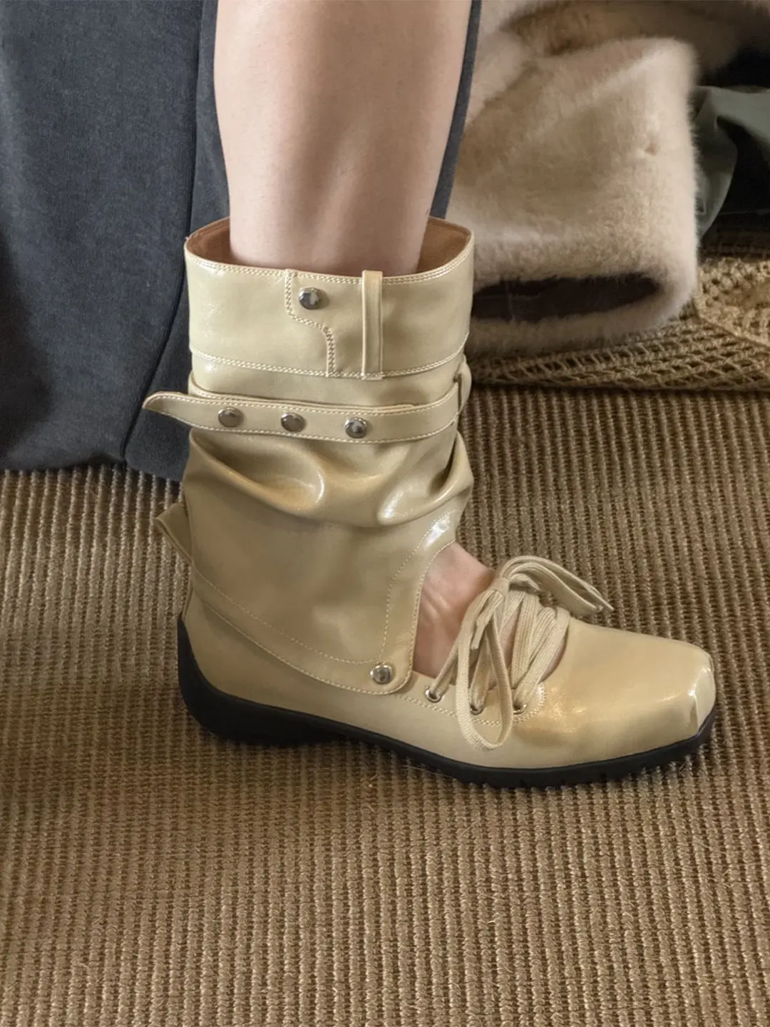おしゃれなひも付きブーツ：スクエアトゥ・折り畳み可能のトレンドスタイル