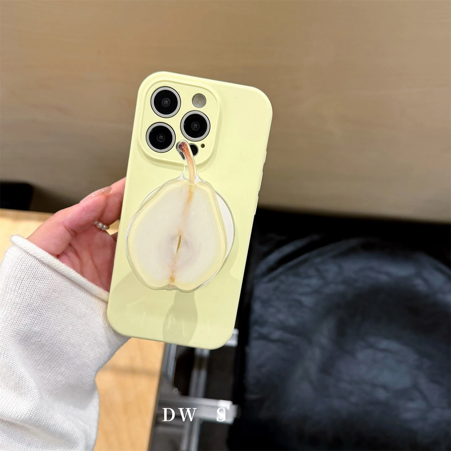 磁気吸引式シリコンケース：スマホにイヤホンや充電ケーブルを収納できる実用性を検証