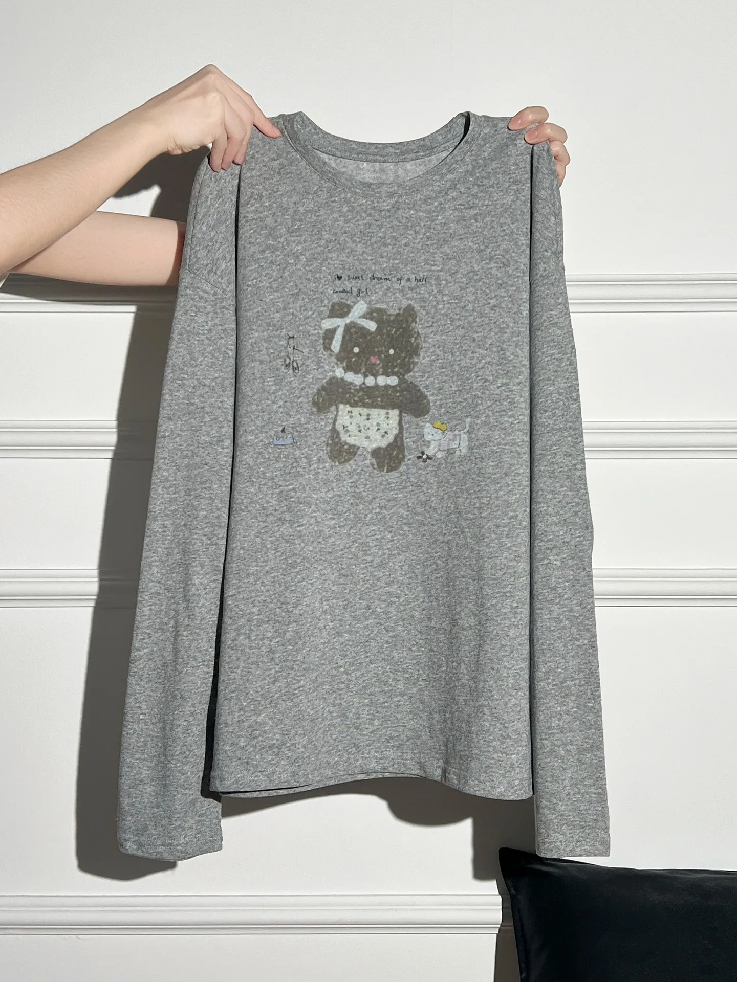 白色プリント入り長袖Tシャツ：レトロかわいいスタイルの定義と着こなしの実践
