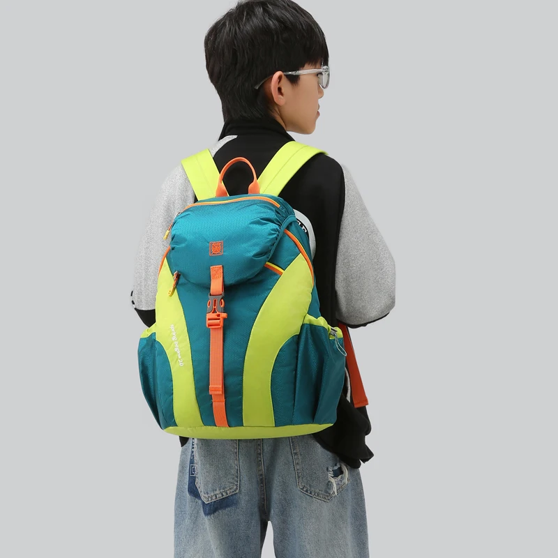 子供用軽量リュックサック：旅行・トレッキング向け20リットル大容量モデルの実用性解析