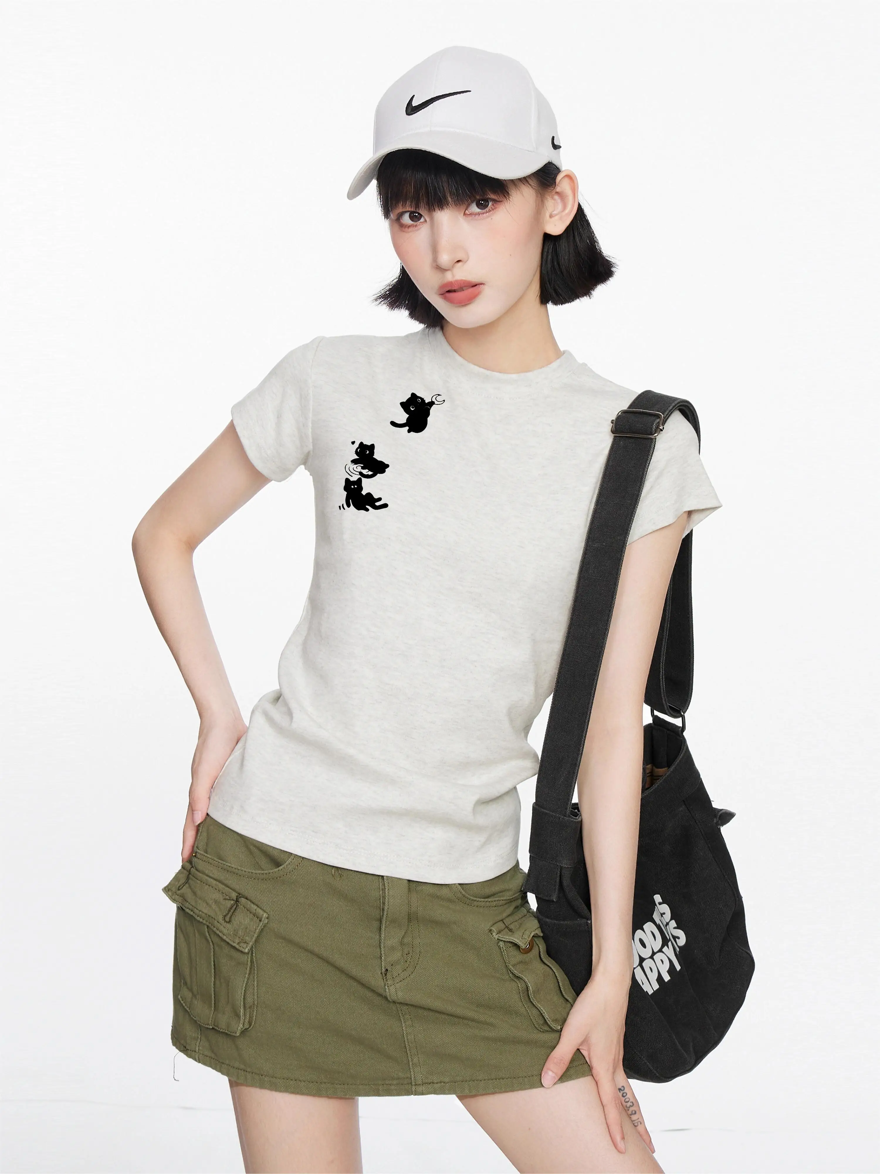 大人可愛い服 40代コーデの秘密：猫デザインTシャツで心を癒すリアルなスタイル