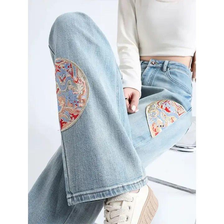 中国風刺繍デザインのワイドレッグデニムパンツ【大きいサイズ・ストレート・女性用】