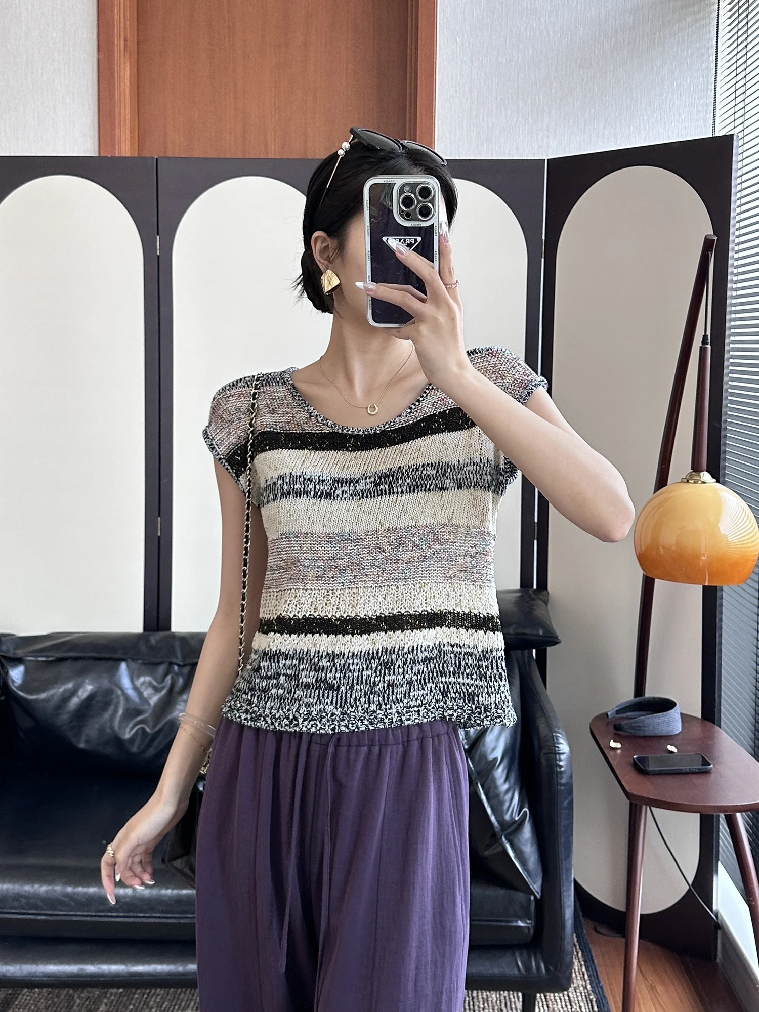 金糸ストライプのカーディガン付きニットTシャツ：通勤風の夏の着こなしを実現