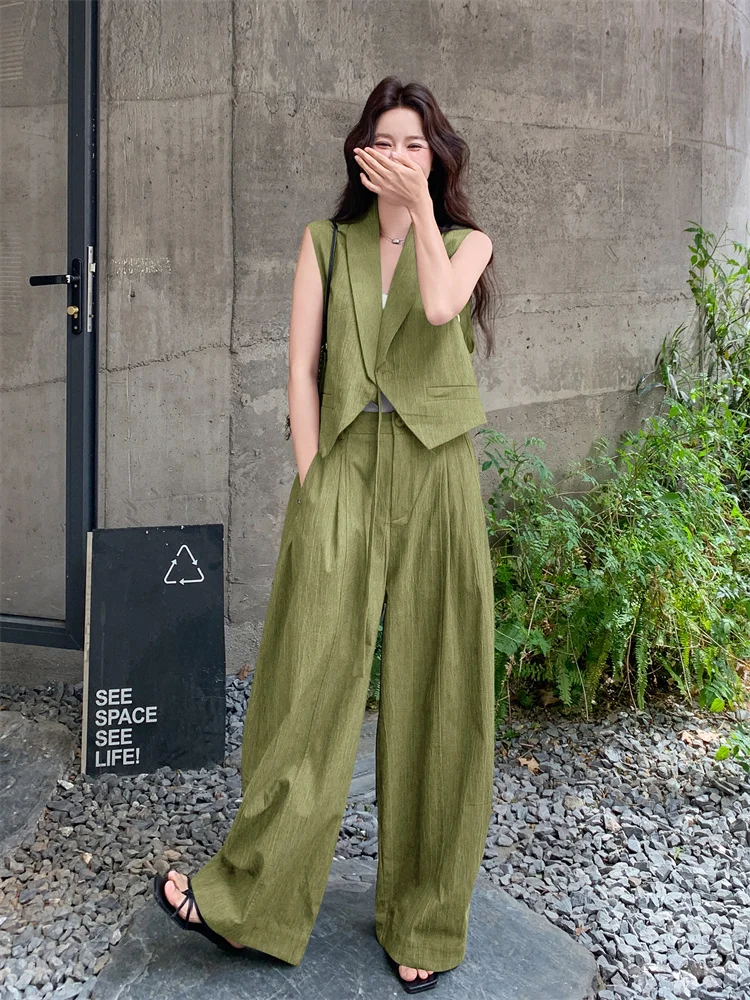 70年代のファッションは今でも着れる？レトロテクスチャーのジャケットベストとワイドパンツが答えをくれる