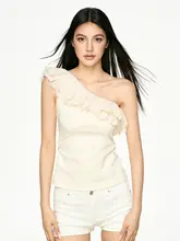 華やかなデザインのラッフル付きTシャツ【女性用・スリムフィット・ショルダーオフ】