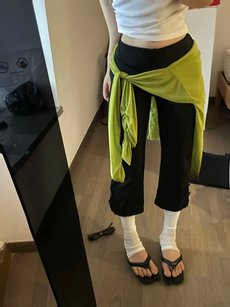 通勤風のカジュアルパンツで失敗しない着こなしは？ブルー水玉模様のハイウエストストレートパンツが答えになる