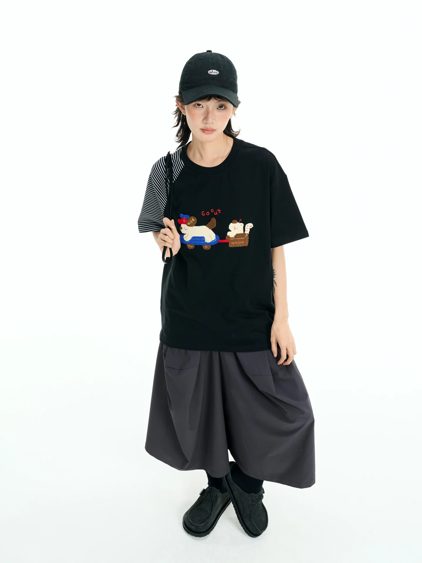 犬モチーフTシャツ：ストライプと刺繍が特徴の2026年春季リリースモデル