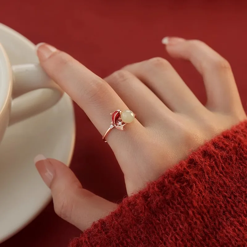 輝く紅色のコイモチーフリング  ：女性向けプレゼントに最適なファッションジュエリー