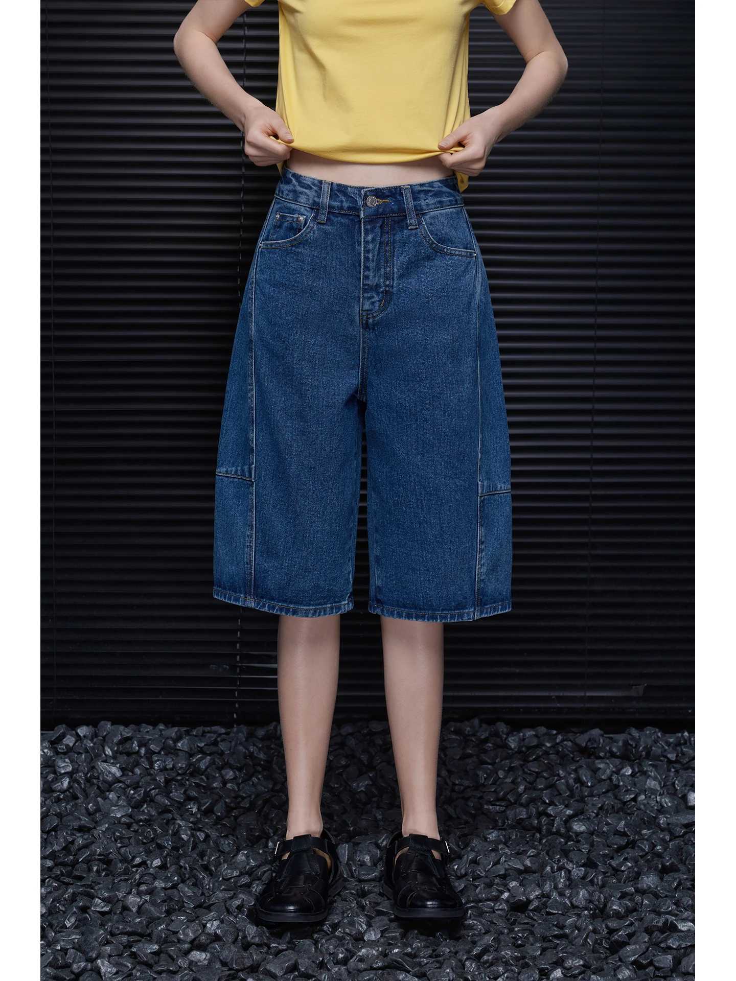 青のTシャツに合うズボンは、やっぱりデニム？それとも他の色？