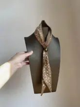 レトロブラウンのカシューナッツ柄シルクスカーフ【首に巻くショートスカーフ・フレンチエレガンス】