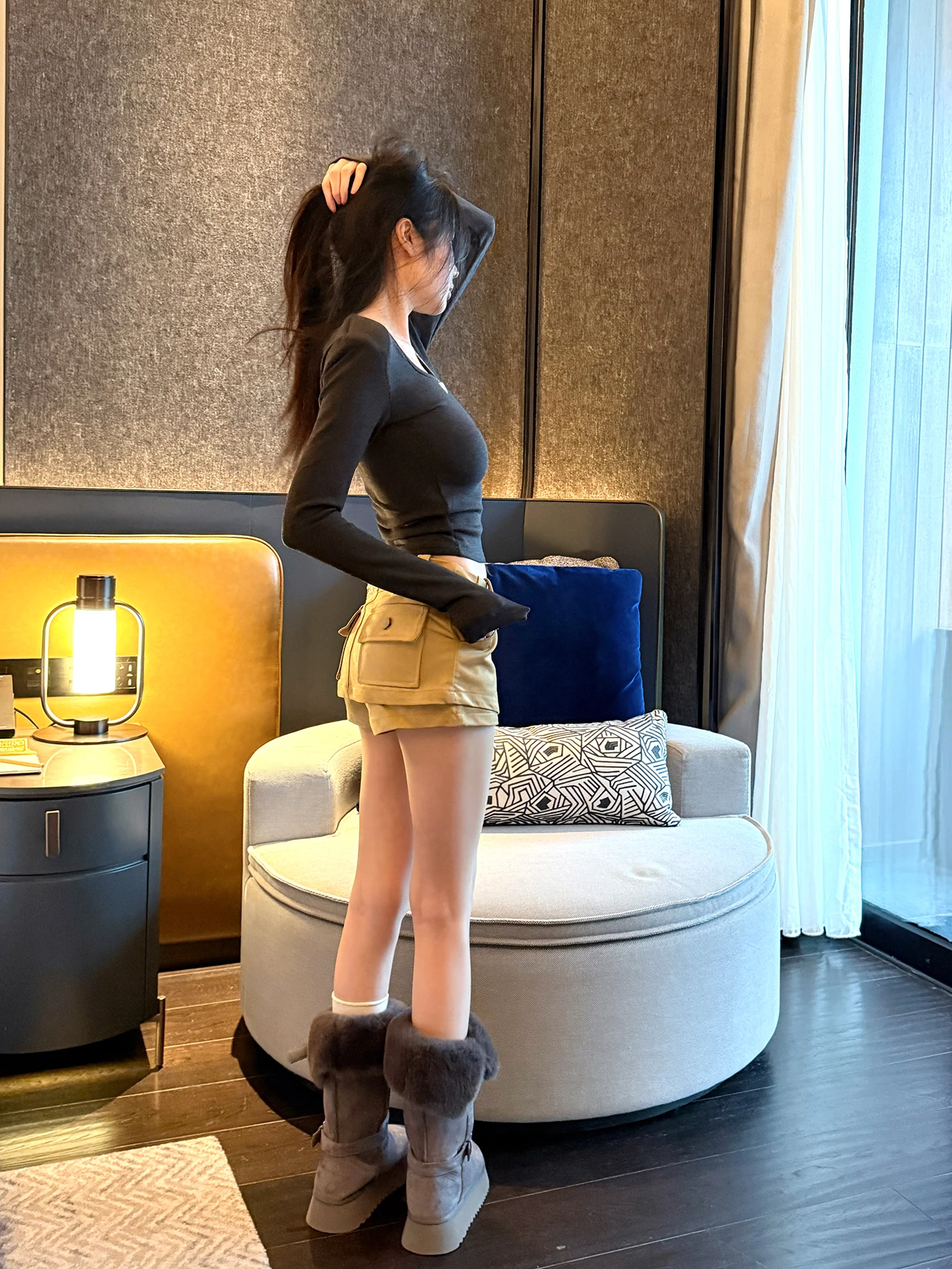 ヴィンテージ風カーキス エードスカートパンツ：低ウエストAラインでスタイルアップするレイヤードスタイルの実用性