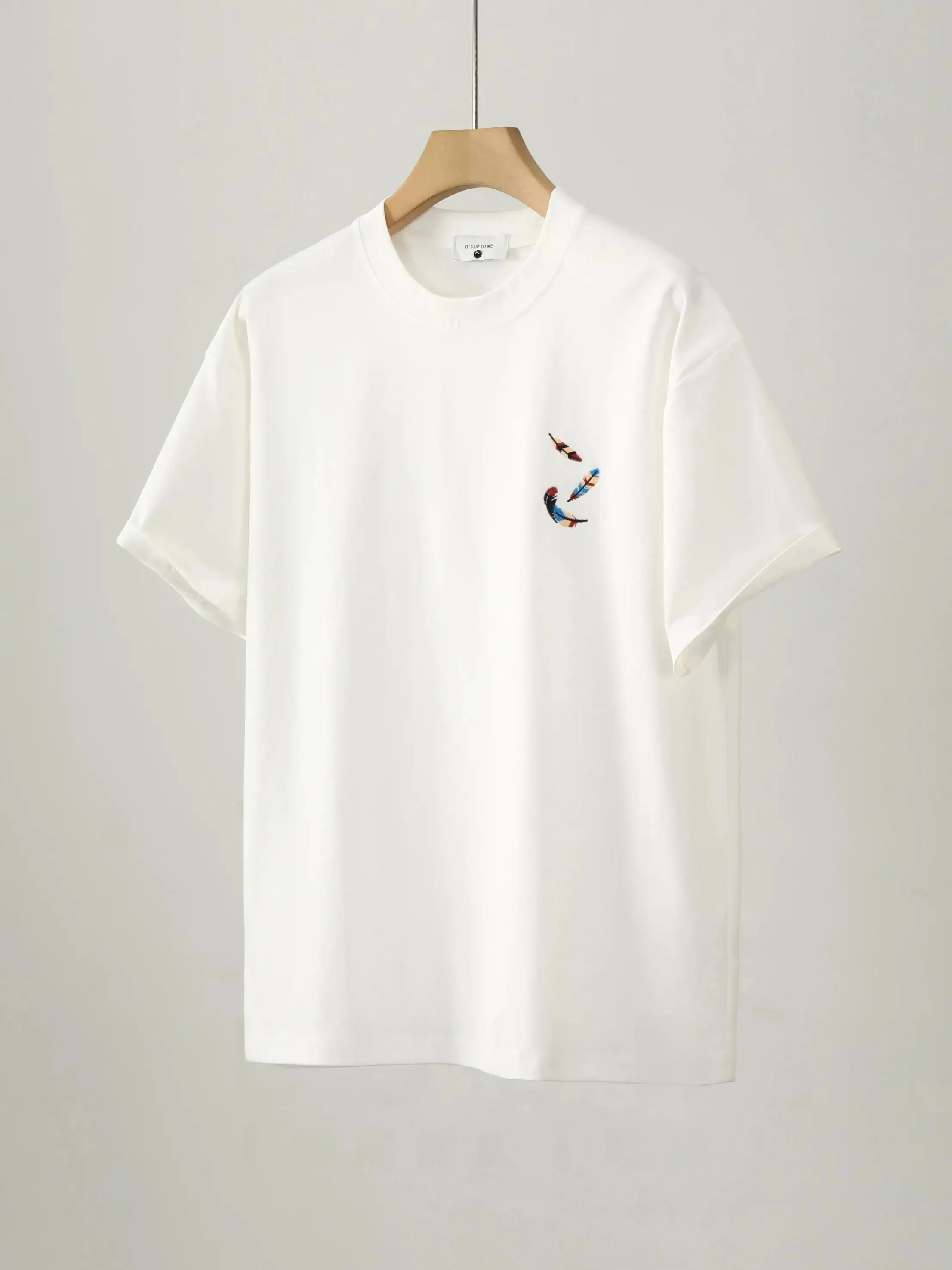 アート刺繍入りクルーネックTシャツ：夏の通勤スタイルに最適なデザインと機能のバランス