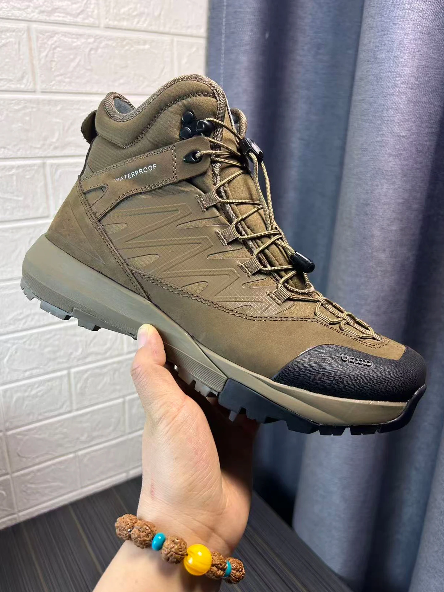 ストリートファッションの足元を徹底解説：防水防滑トレッキングシューズのリアルな役割