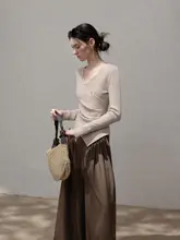 レトロデザインのクロスニットVネックTシャツ【女性用・シルエットを引き立てる・長袖】