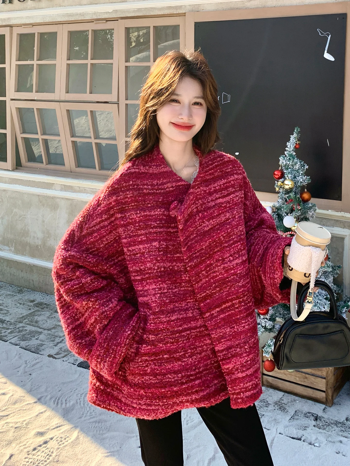 冬服コーデで失敗しない方法は？赤いダウンジャケットが通勤スタイルを一変させる理由