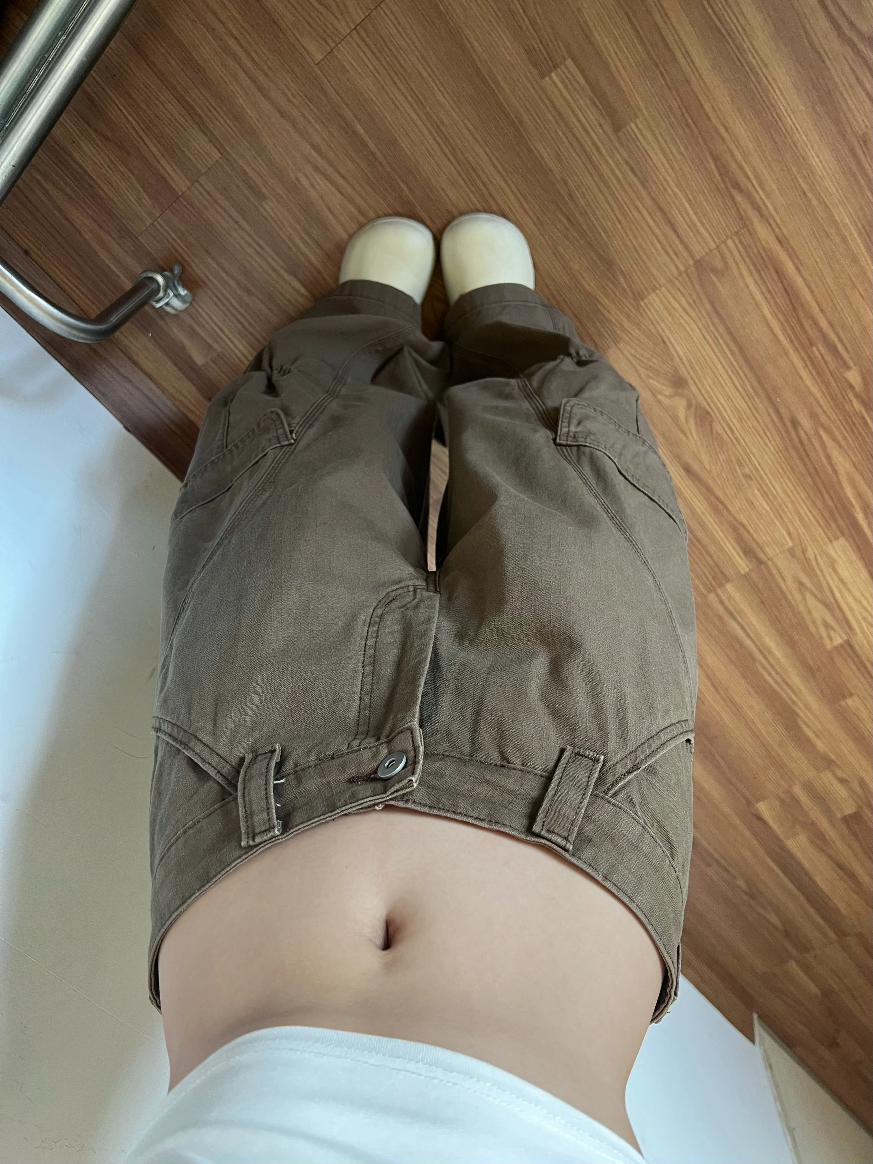アメリカンヴィンテージ風ワイドレッグカーゴパンツ：多ポケット設計と通勤風の実用性