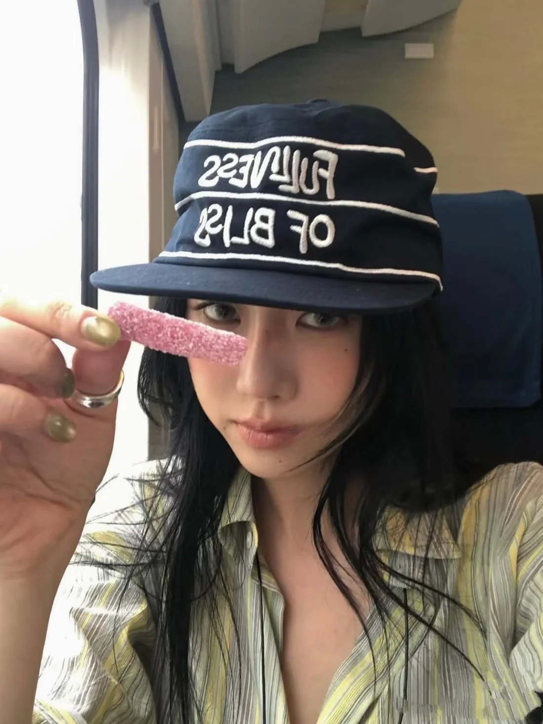 running cap とは何か：ネイビーブルーのストライプ刺繍入り平つばキャップの実用性と使い方