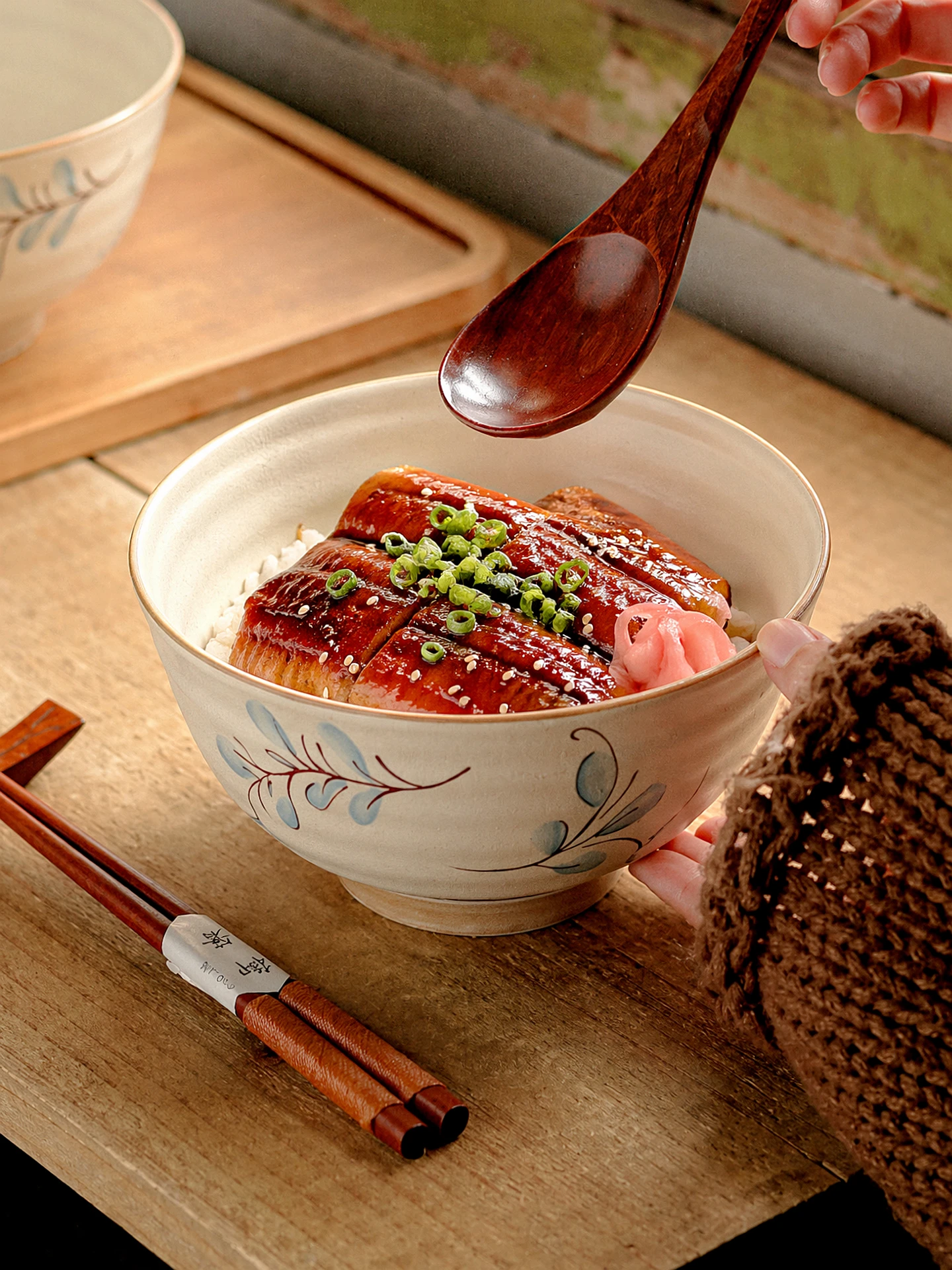 一人用食器セット：山野風の木製箸と陶瓷深皿の実用性と使い勝手