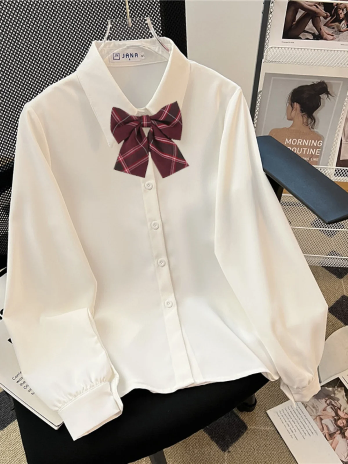 大人可愛い服 40代コーデの完全ガイド｜隠しボタンシャツで自然な可愛さを実現