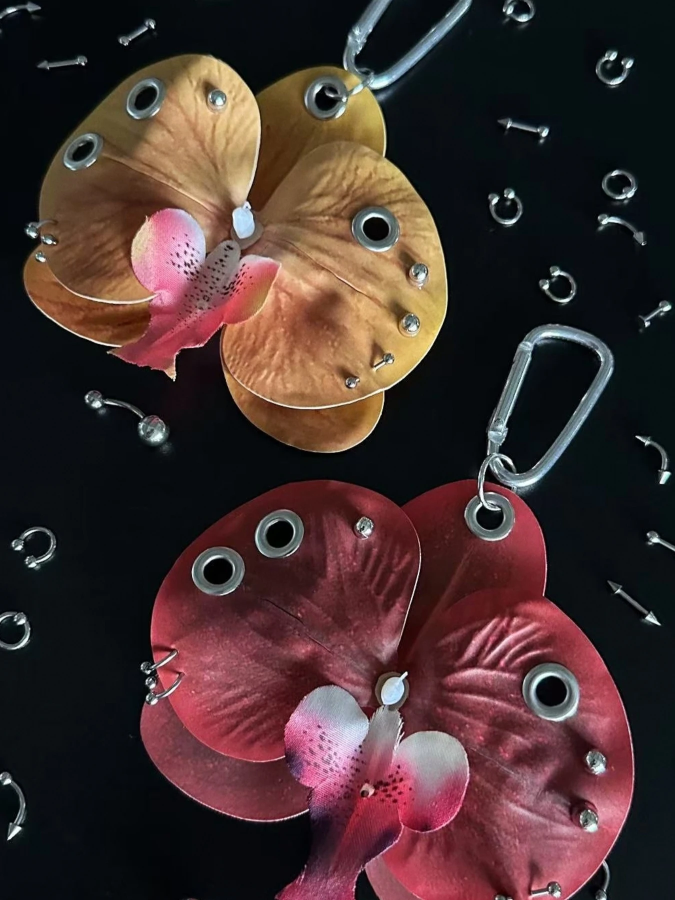 穴あけ不要デザインの花モチーフキーホルダー：手作りでオリジナルを簡単に作れる