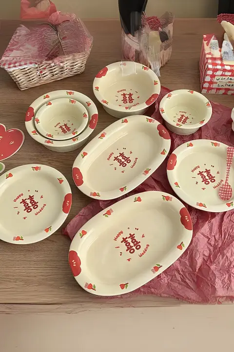 祝いの席に最適！陶磁器製食器セット【カップ・サラダボウル・プレート・赤色・カップル用】（セットアップ対応）