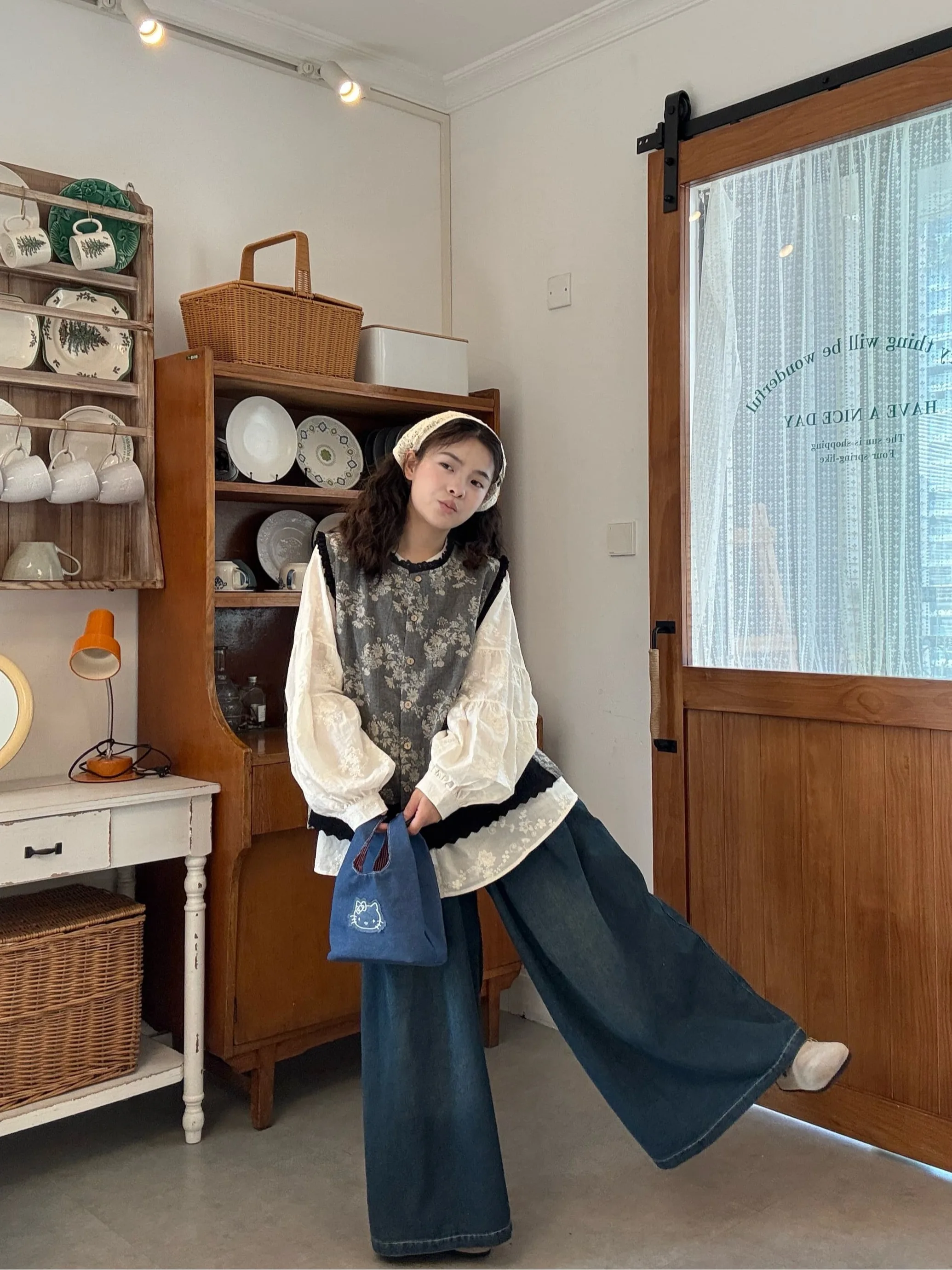 刺繍入りのゆったりベストとデニムパンツセット：ガーデニング ベストの実用性とコーディネートのバランス