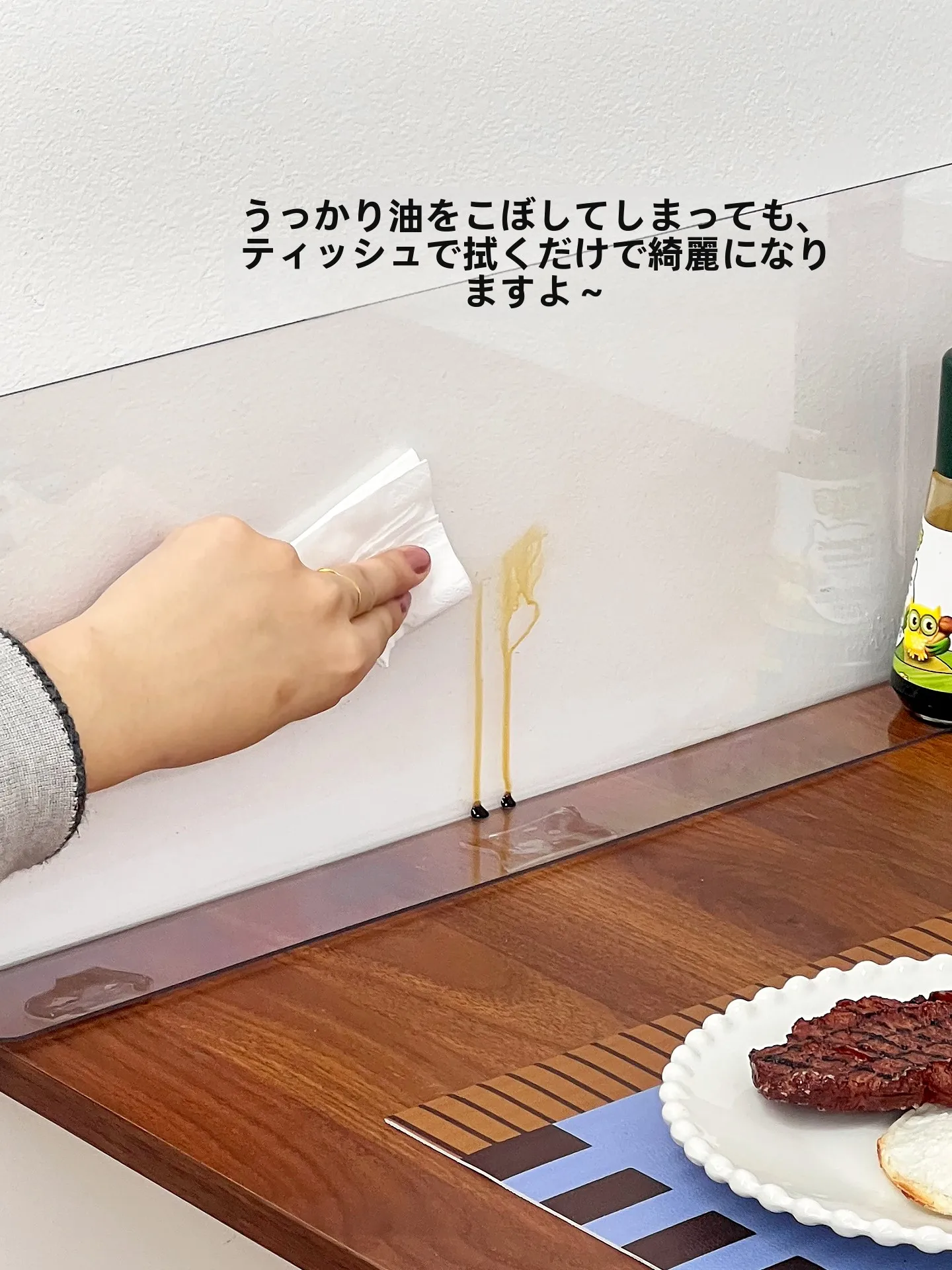 白壁に映る透明感が、キッチンの日常をどう変えるの？