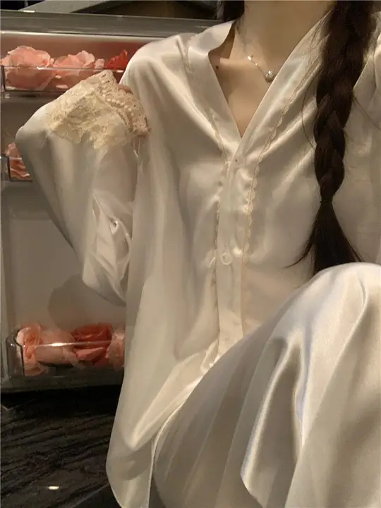 シンプルVネックレース付き長袖パジャマ【サテン素材・秋冬向け・女性用】