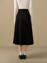 流れるシルエットの大きいサイズ女性用プリーツスカート【冬用・ミディ丈・極上の柔らかさ】