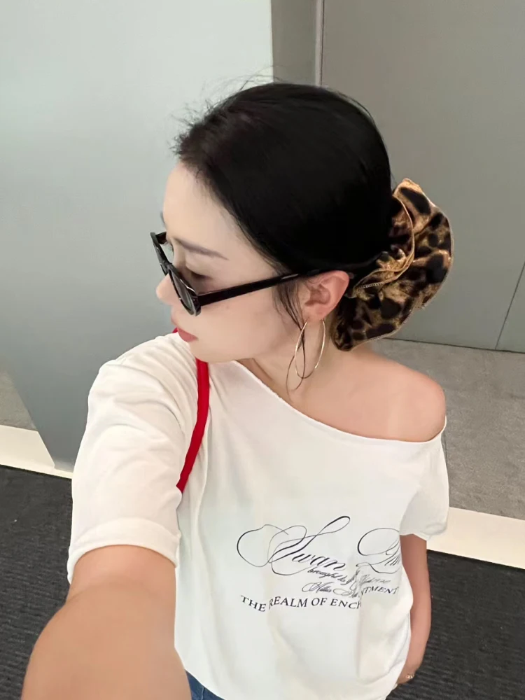 ダブルサテン製ひだ付きヒョウ柄ヘアゴムで低いポニーテールを安定させる方法