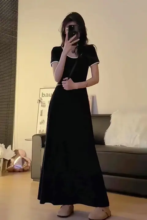 大人の女性向けブラックカジュアルワンピース【Uネック・ロング丈・シンプル・タイトフィット】