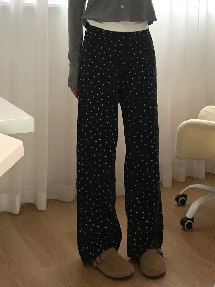 ネイビージャケットに合うパンツは、黒いドット柄のワイドパンツがベスト？