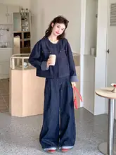 深い青色のデニムクルーネックカジュアルジャケットとワイドパンツ（セットアップ対応）