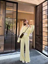 肩出しデザインのショートトップスとハイウエストパンツ（セットアップ対応）