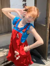 夏にぴったりのブルー半袖とレッドサロペットのコーディネート（セットアップ対応）