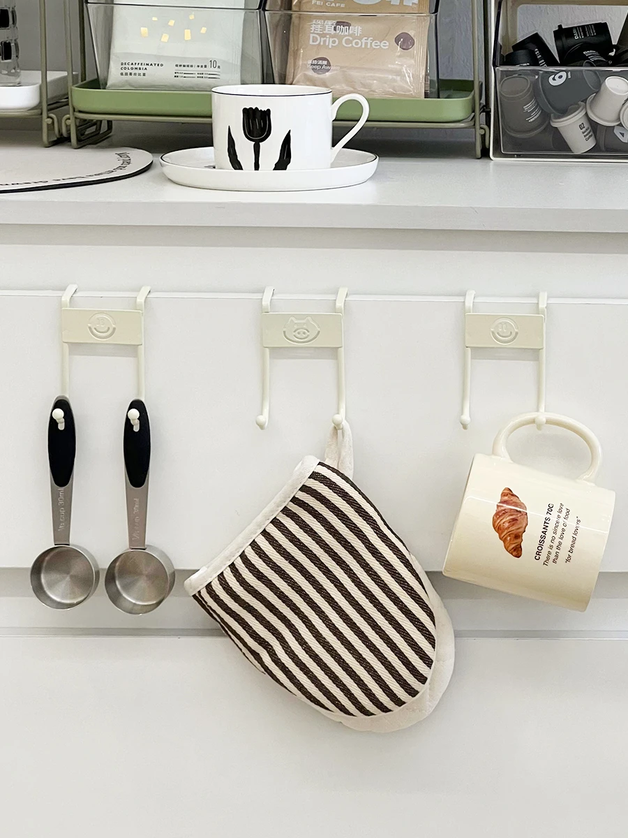 ドア裏収納フック：DIYで生活に役立つシンプルな収納アイテム