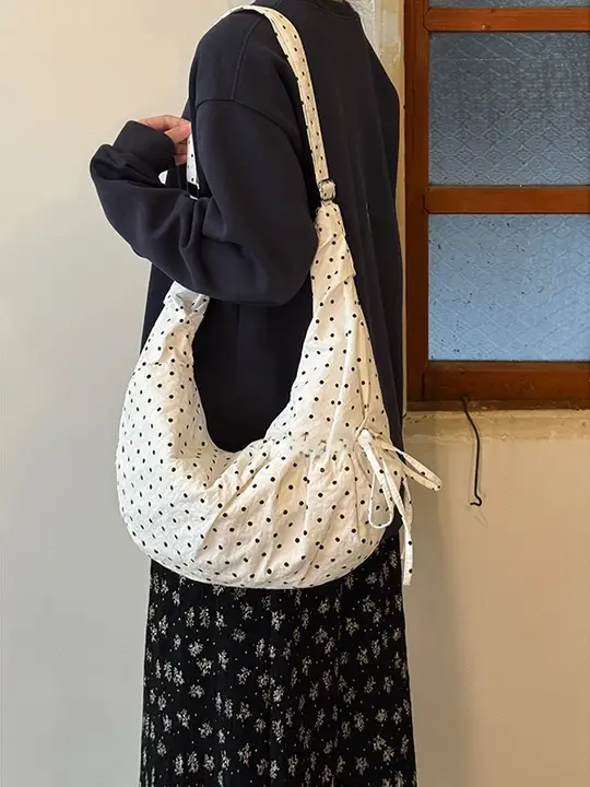 ドットデザインの大容量ショルダーバッグ【カジュアル・シンプル・した印象】