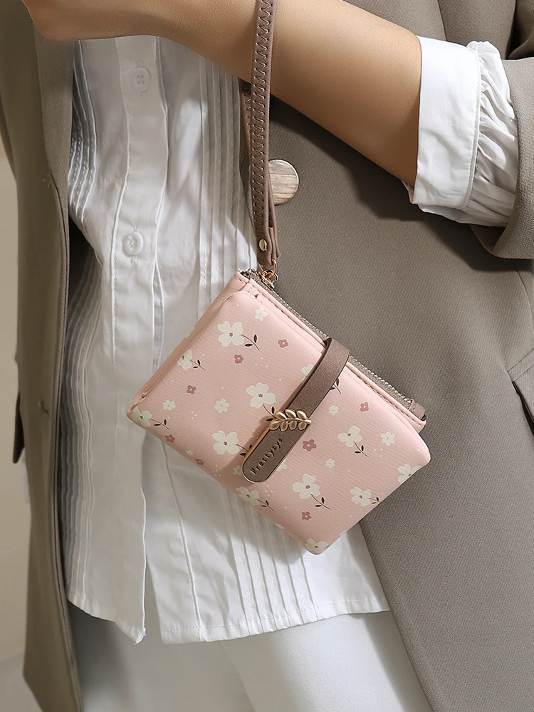 ラウンドファスナー ミニ財布 おすすめモデル：高級感のある小花柄ミニ財布