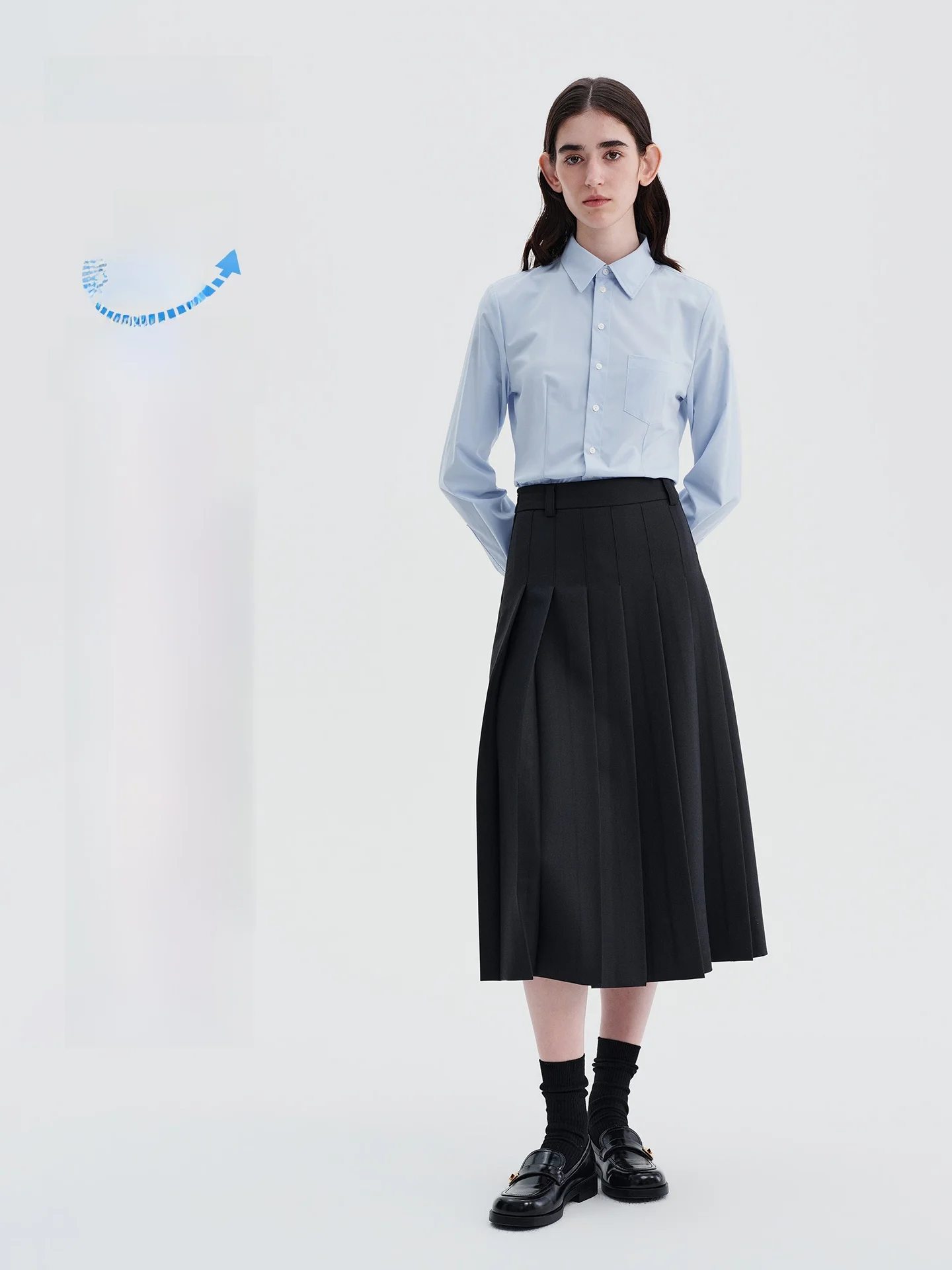 クラシックコンサートにいく女性が着るべき服装は？バンケットカラーのブルー長袖シャツが解決する3つの悩み