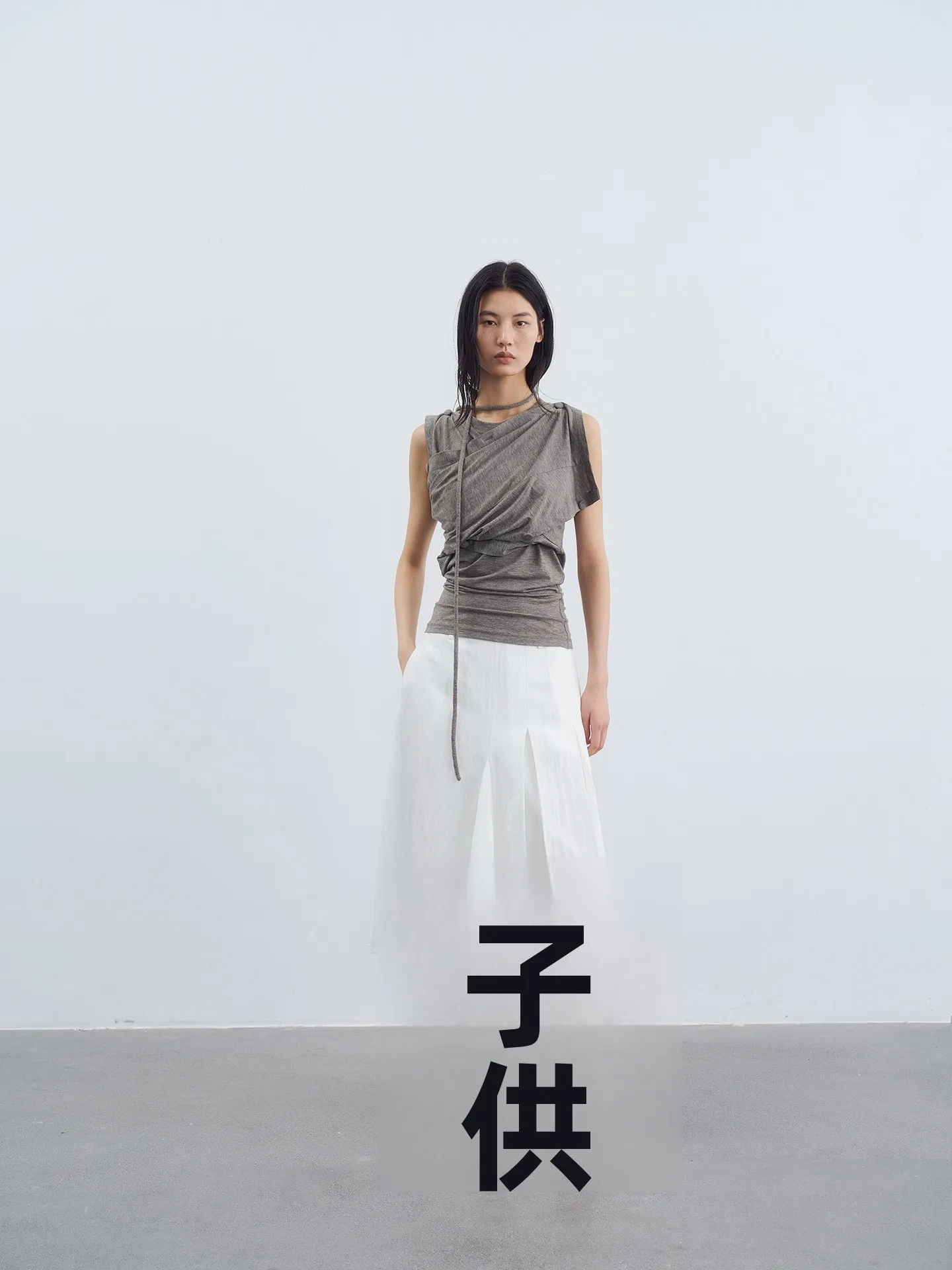 10月に着るレディース服装はどう選ぶ？ボタン飾り付きオフショルダーニットが解決する3つの悩み